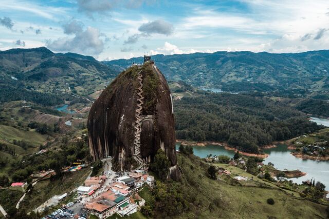 Paisaje de Antioquia: Piedra del Peñol y embalse de Guatapé