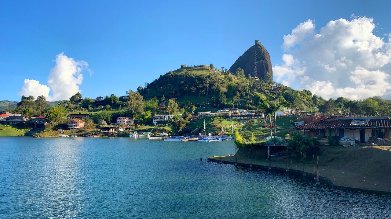 Guatapé, Antioquia: Piedra del Peñol sobre el embalse